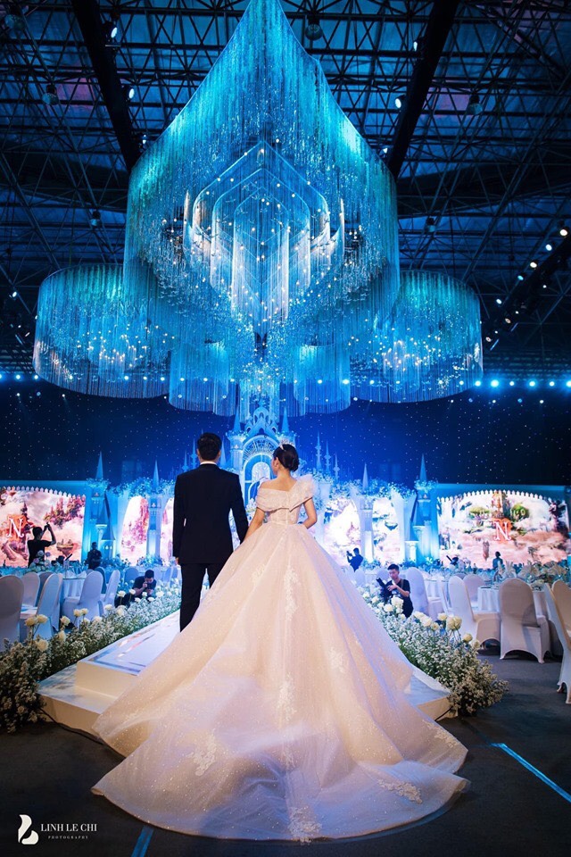 Đám cưới của một cư dân khu đô thị Thanh Hà lộng lẫy với dàn siêu xe hoành tráng Đám cưới của một cư dân khu đô thị Thanh Hà lộng lẫy với dàn siêu xe hoành tráng